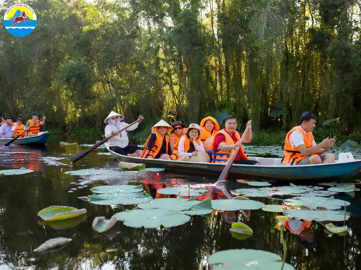 Du khách chèo thuyền trong tour 2 ngày 1 đêm