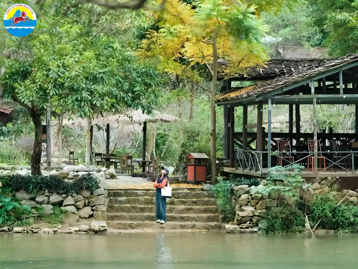 Dậy sớm đi dạo dọc bờ sông Quây Sơn