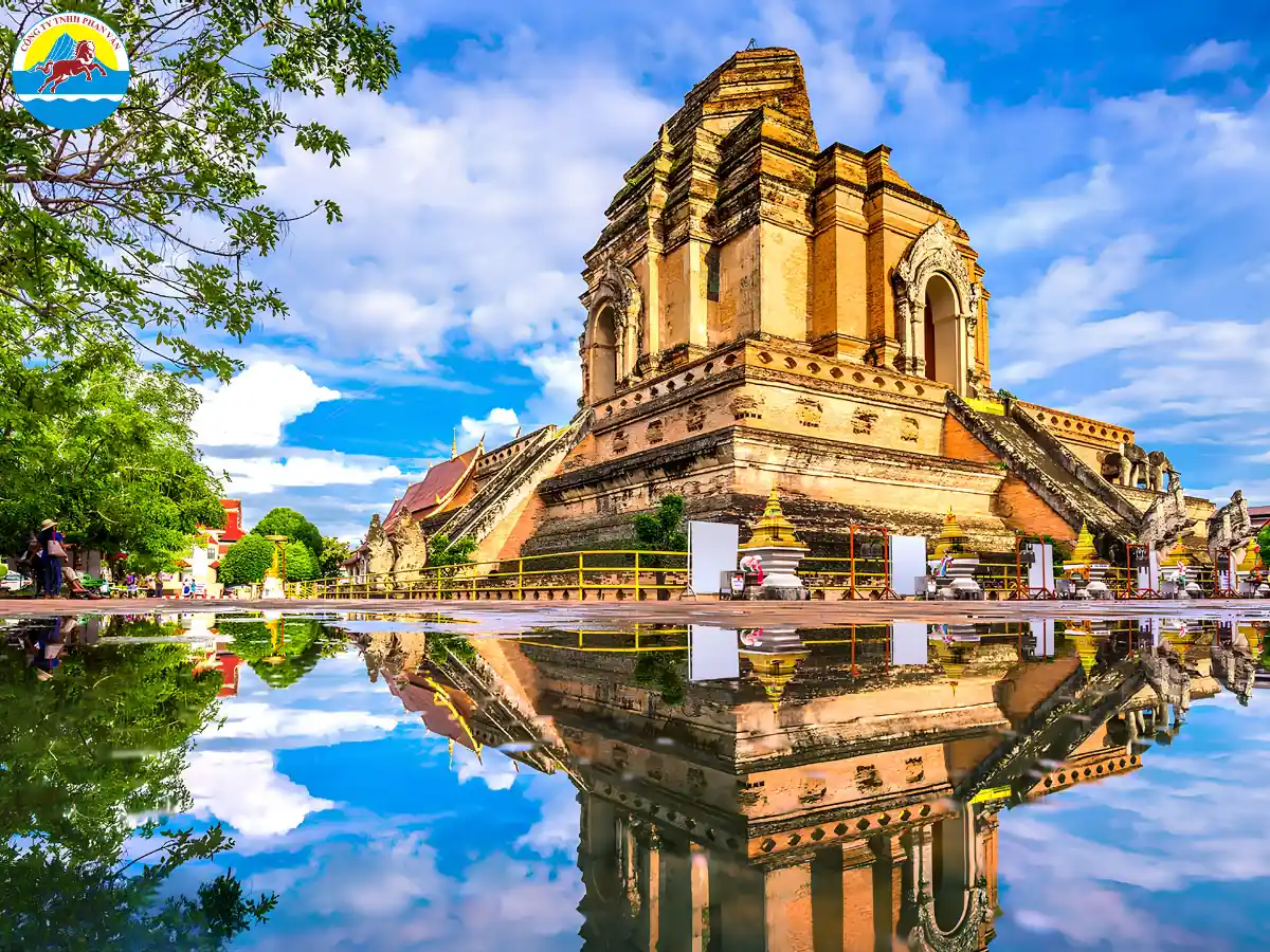 Tháp cổ Wat Chedi Luang giữa lòng phố cổ Chiang Mai