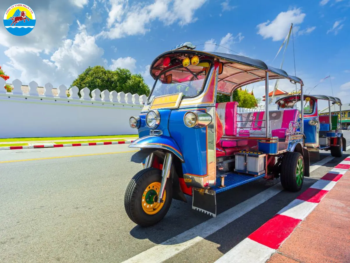 Có thể đặt Tuk-tuk để trải nghiệm đường phố tại Thái Lan
