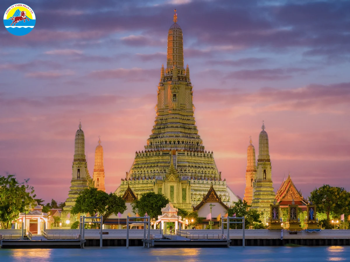 Wat Arun soi bóng xuống sông Chao Phraya lúc hoàng hôn