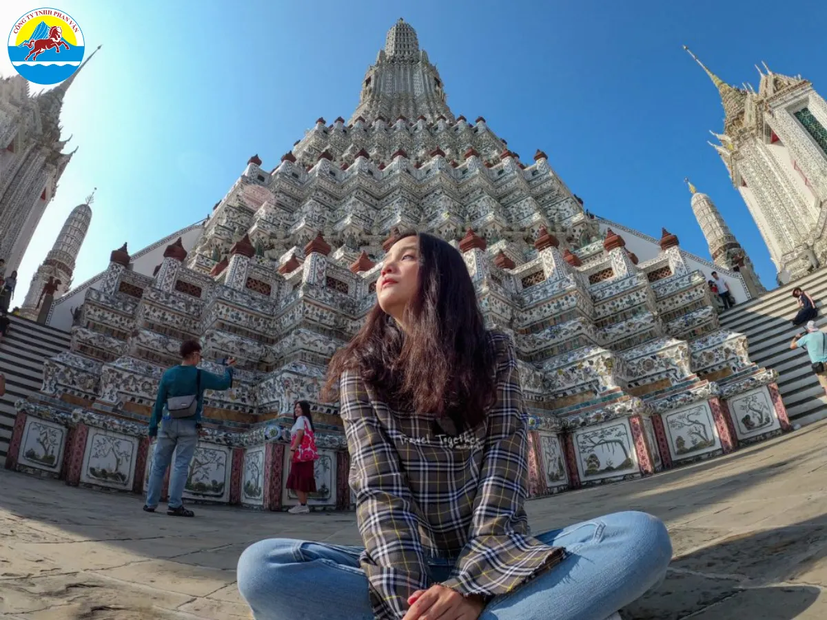 Ăn mặc lịch sự, không mặc quần short, áo hai dây khi vào chùa hoặc cung điện