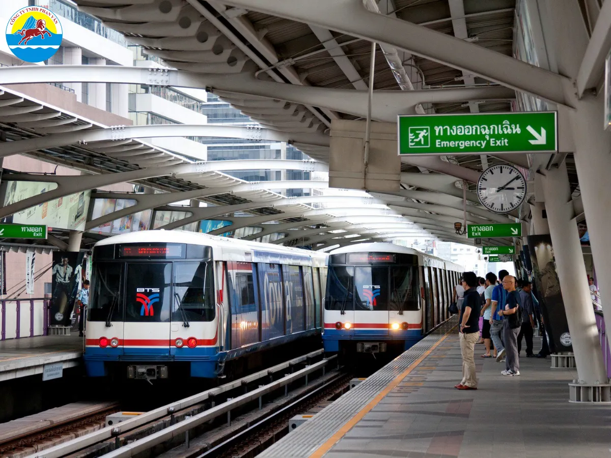 Di chuyển bằng tàu điện ngầm MRT