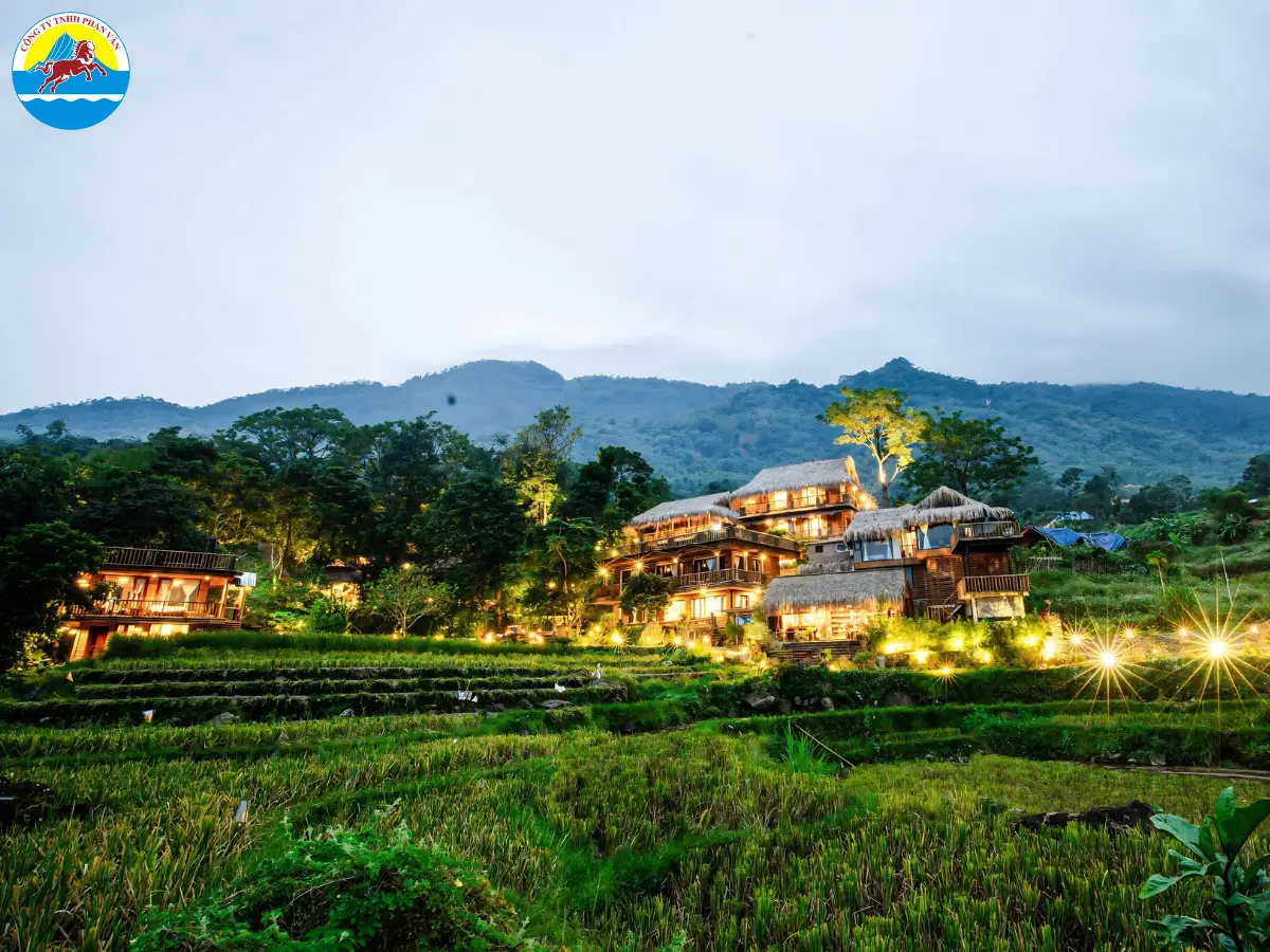 Homestay gỗ giữa ruộng bậc thang Pù Luông lúc hoàng hôn