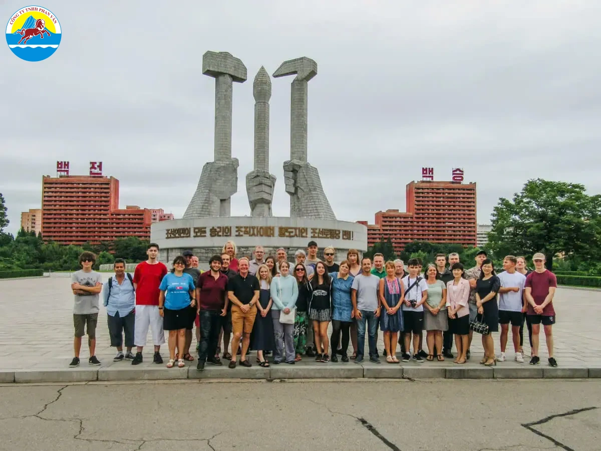 Du khách quốc tế không được tự do di chuyển mà phải đi theo đoàn