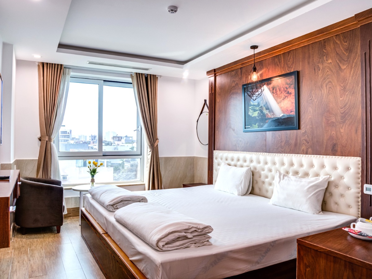 Phòng nghỉ hiện đại, có cửa sổ hướng về thành phố