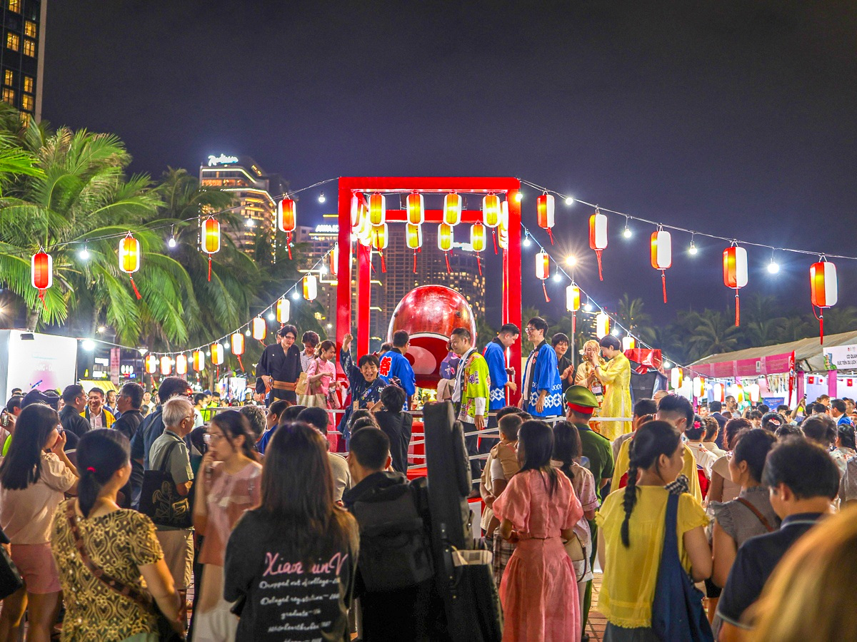 Trống Taiko vang vọng không khí lễ hội