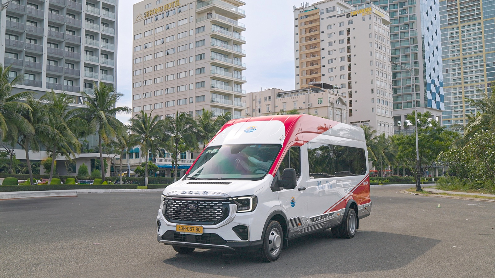 Thuê xe limousine 9 chỗ tham dự LHP Đà Nẵng 2025