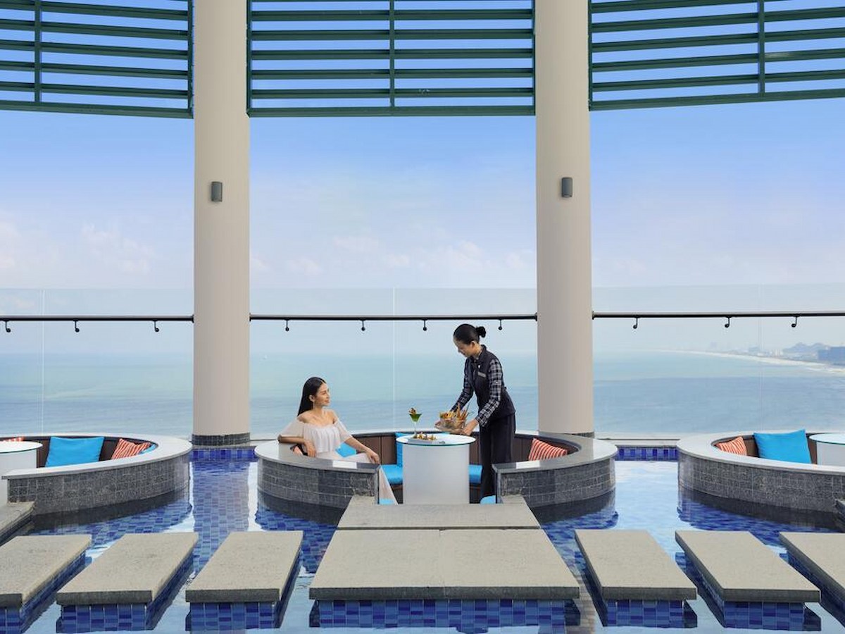 Hồ bơi vô cực Four Points by Sheraton Danang