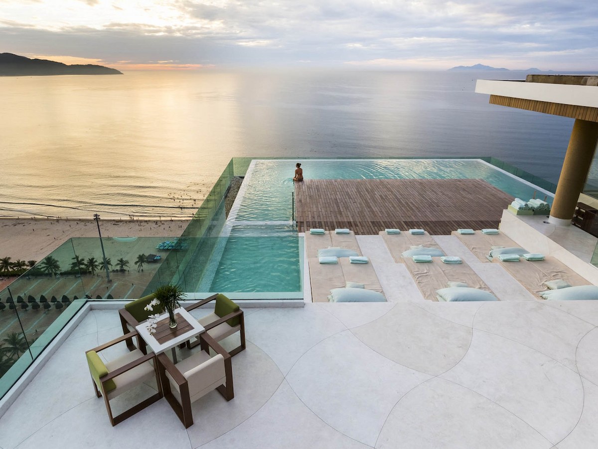 Hồ bơi vô cực A La Carte Danang Beach Hotel