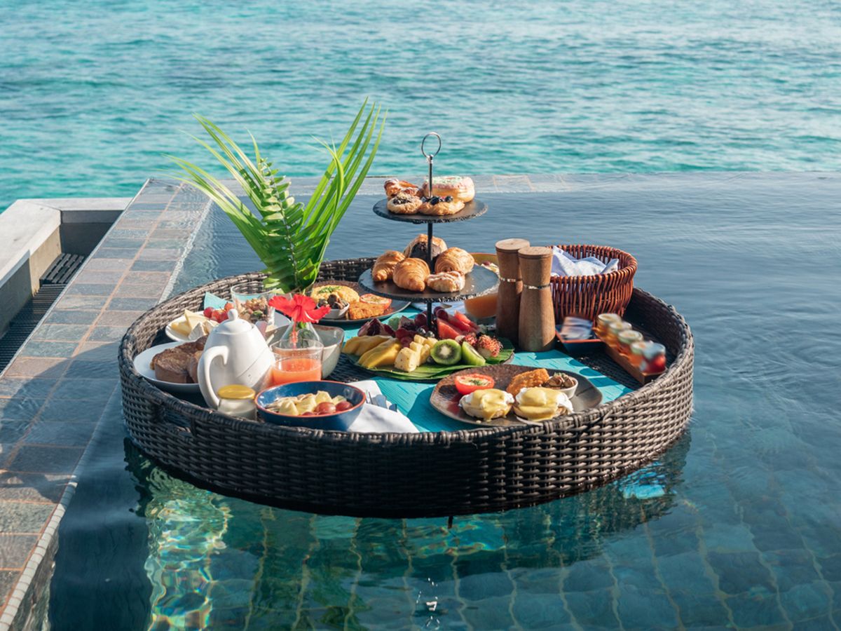 Bữa ăn nhẹ bên hồ bơi, hay có tên gọi khác là bữa điểm tâm nổi (floating breakfast)