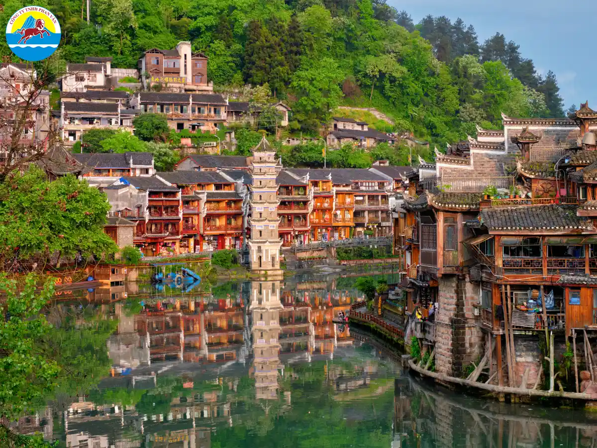 Phượng Hoàng Cổ Trấn