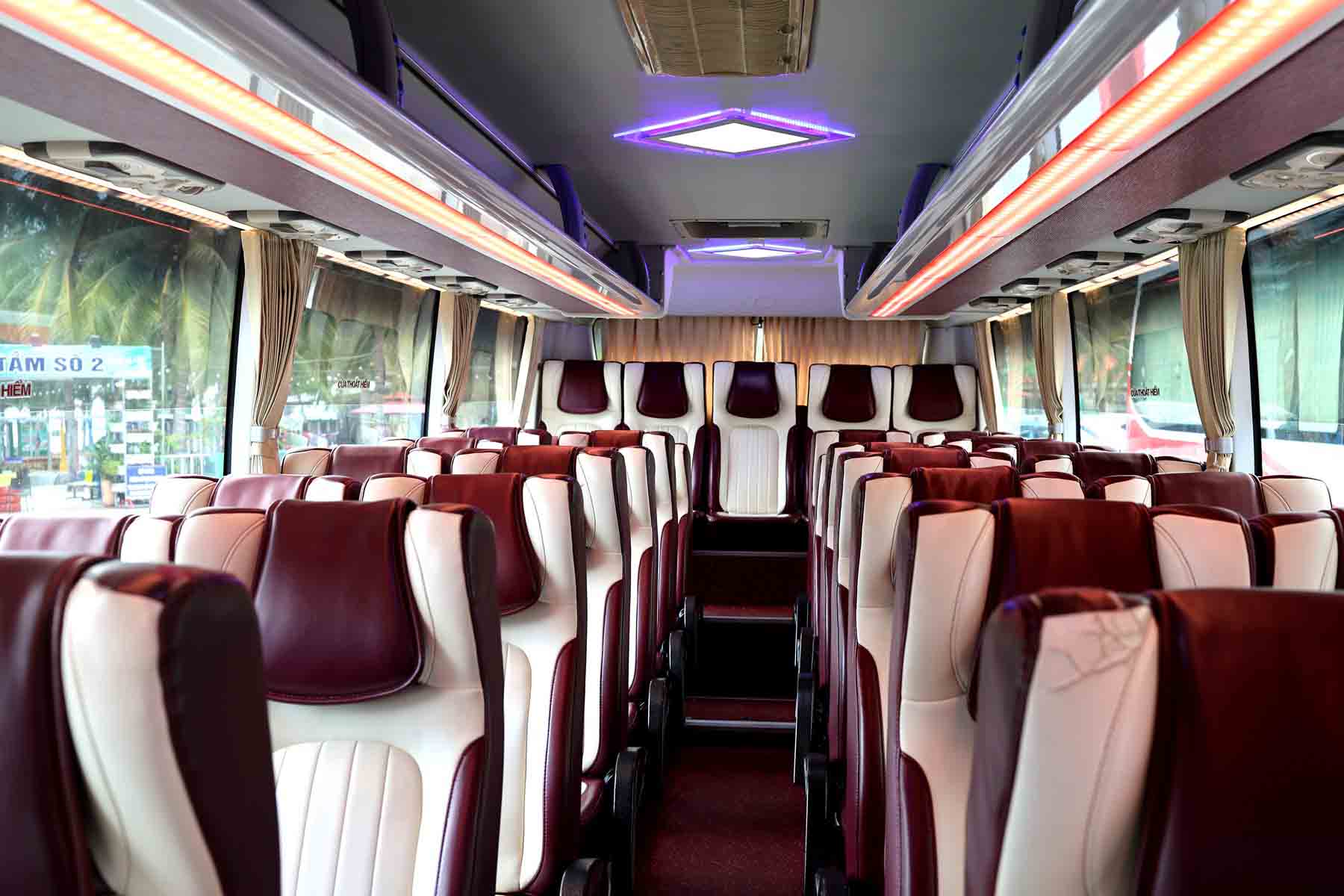 Kiểm tra nội thất trước khi thuê xe