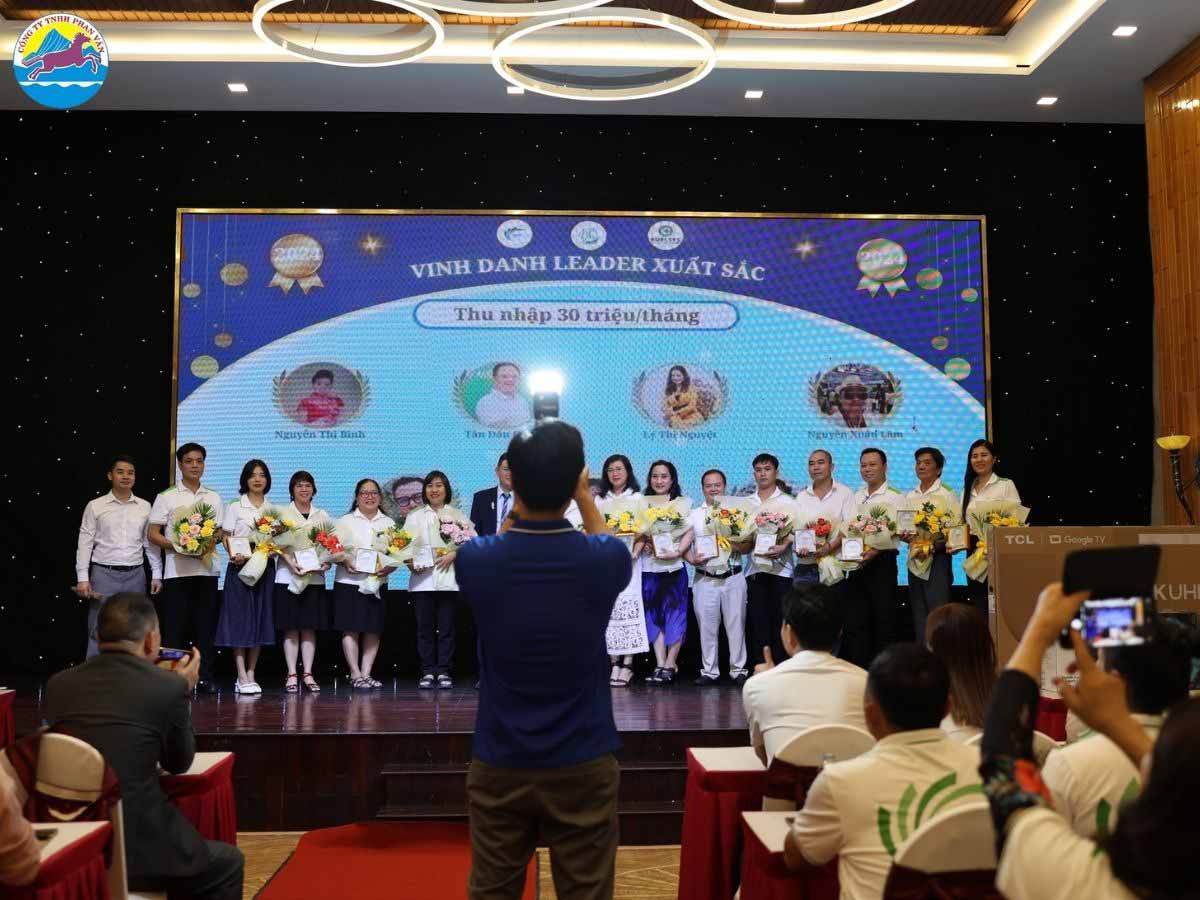 Khen thưởng cho nhân viên 