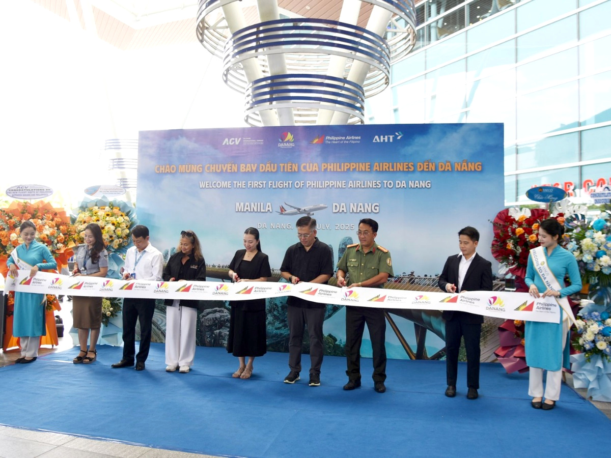 Lễ cắt băng chào mừng chuyến bay đầu tiên của Philippine Airlines đến Đà Nẵng, kết nối trực tiếp giữa Manila và thành phố biển miền Trung Việt Nam