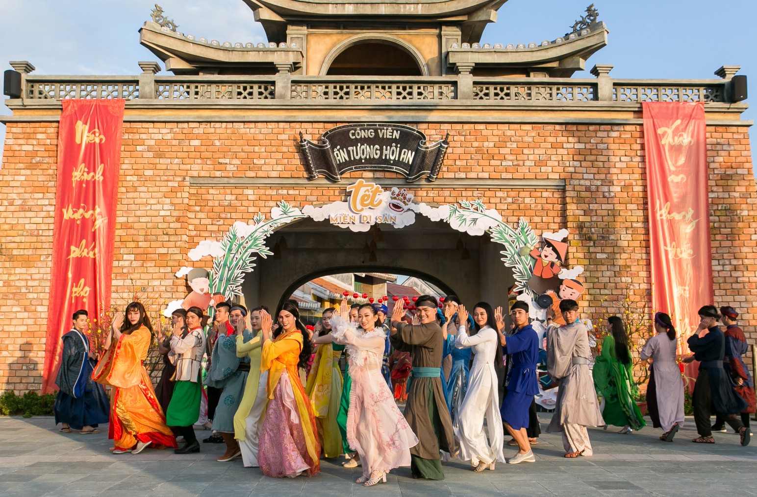 Chào đón du khách tại công viên