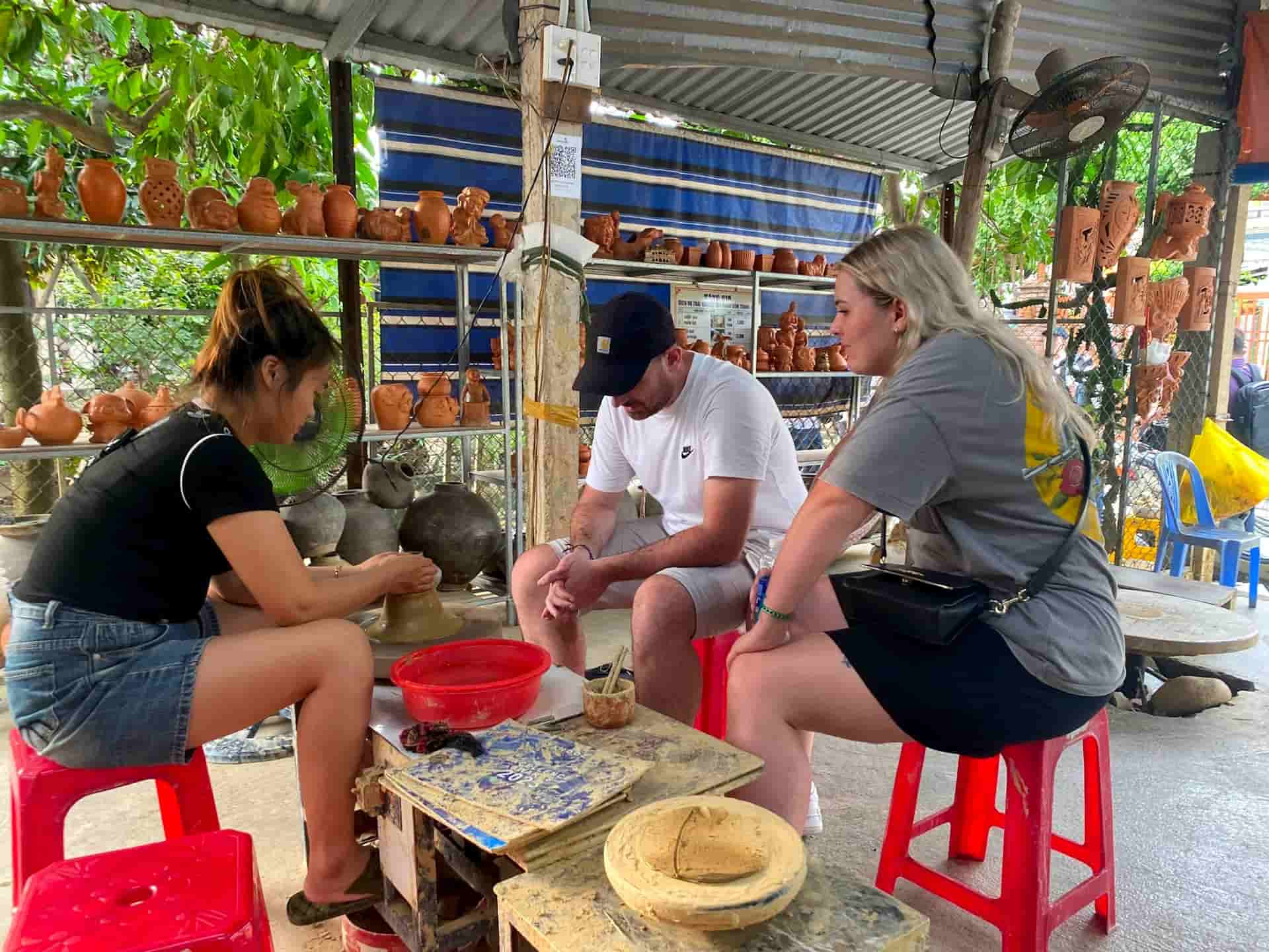 Du khách trải nghiệm làm gốm