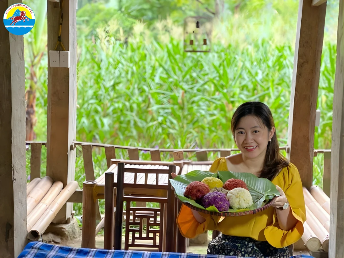 Thưởng thức xôi ngũ sắc Hà Giang