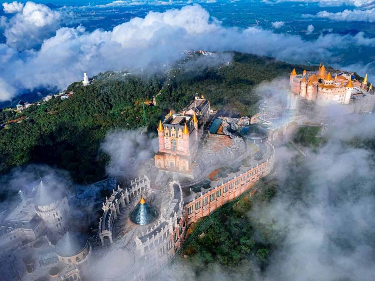 Bà Nà chìm trong biển mây huyền ảo, mờ sương như lạc vào cõi tiên