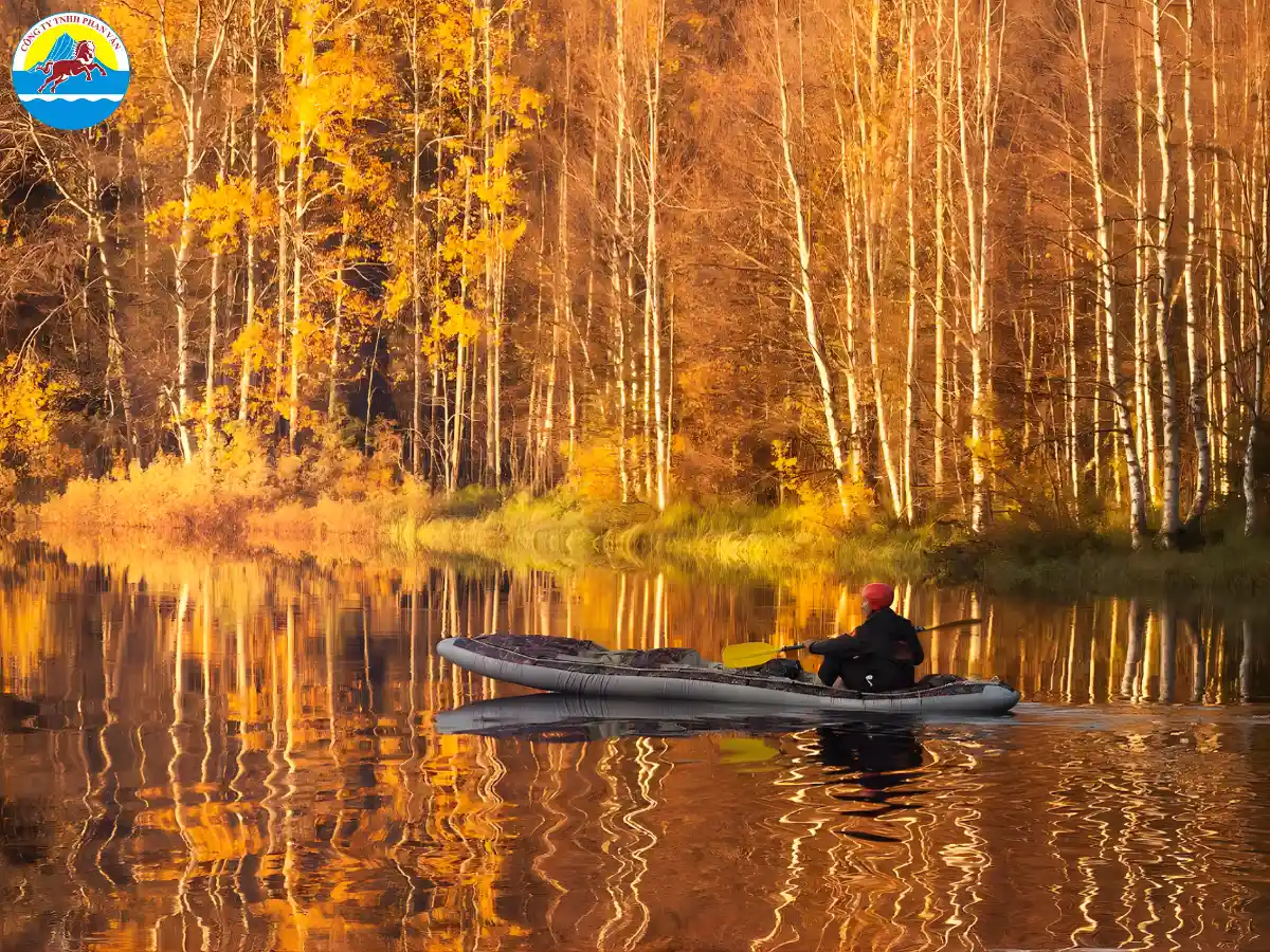 Du thuyền sông Moskva ngắm lá chuyển màu