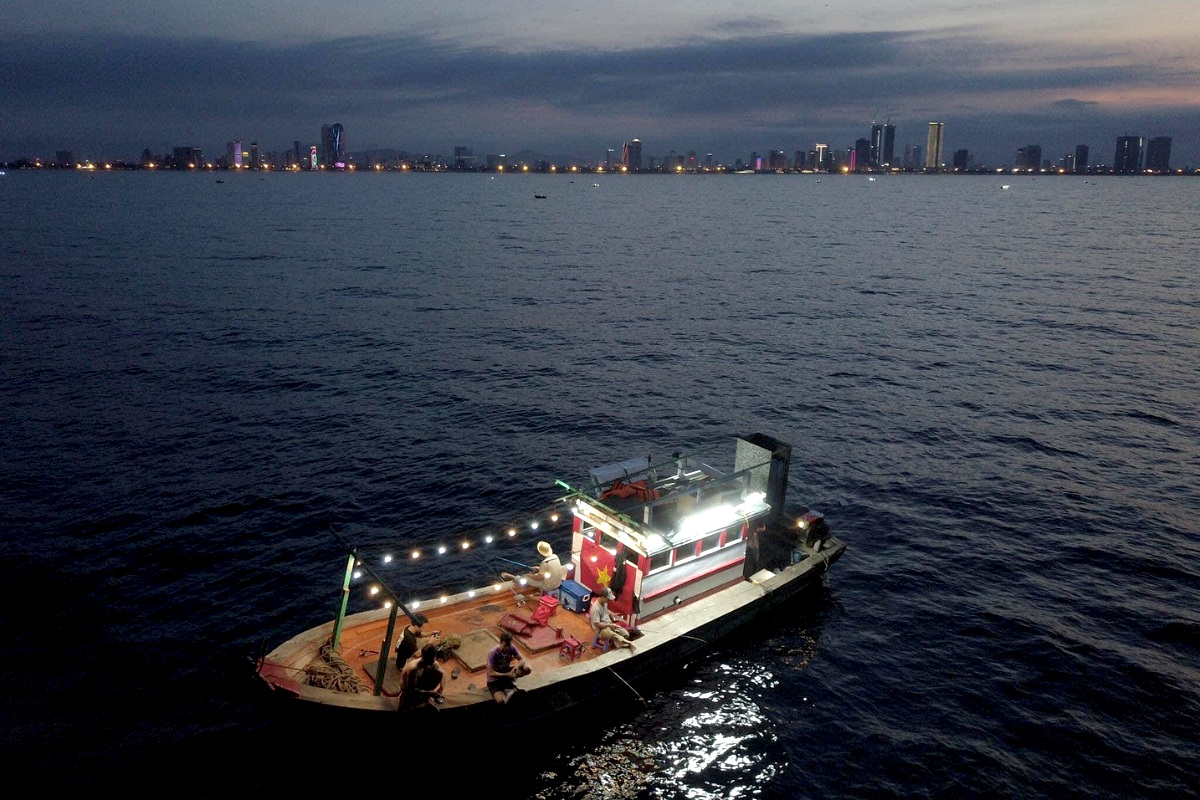 Ngồi câu mực trên du thuyền vào đêm tối