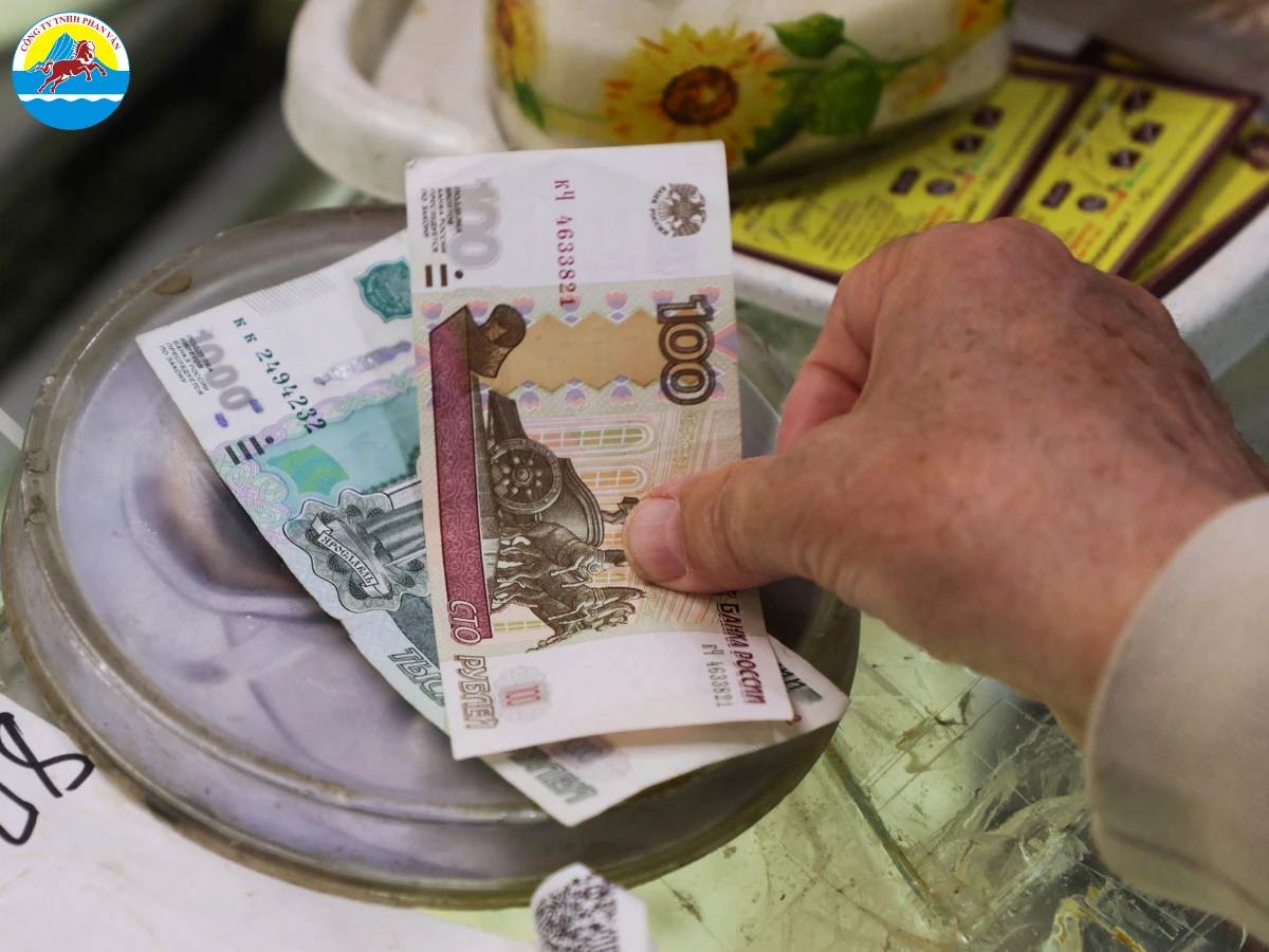 Việc chuẩn bị tiền mặt và thẻ thanh toán phù hợp giúp bạn chủ động trong mọi tình huống chi tiêu