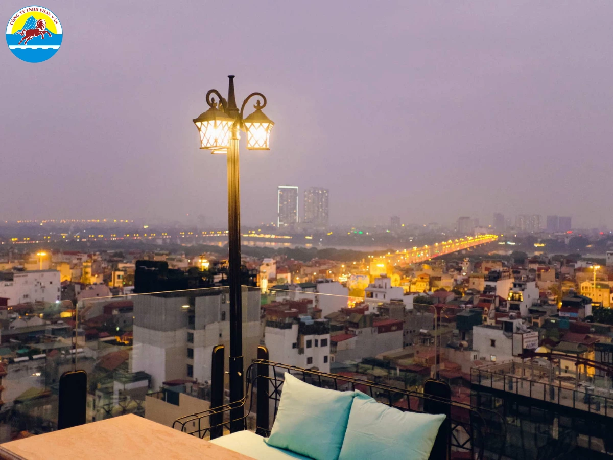 Các quán cafe và nhà hàng trên cao