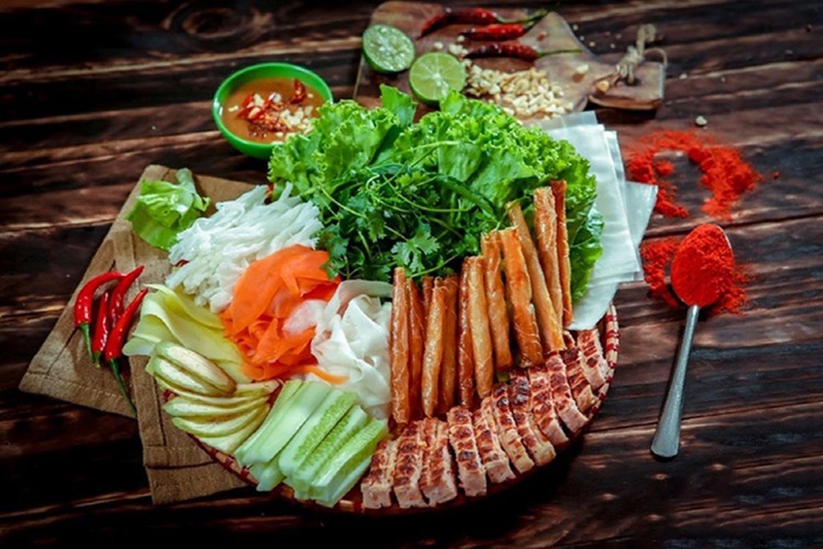 Thưởng thức món nem nướng nổi tiếng tại Nha Trang