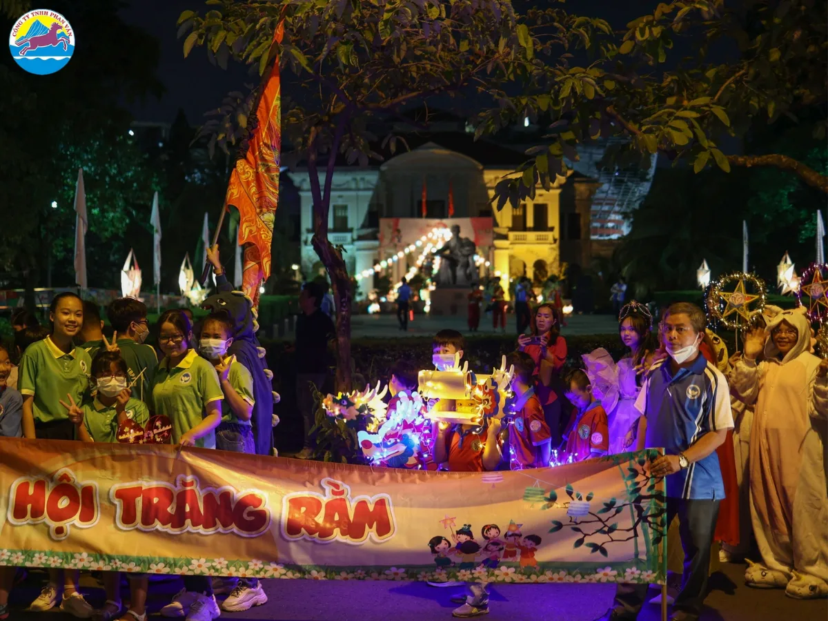 Tổ chức rước đèn truyền thống tại nhà văn hóa thiếu nhi 