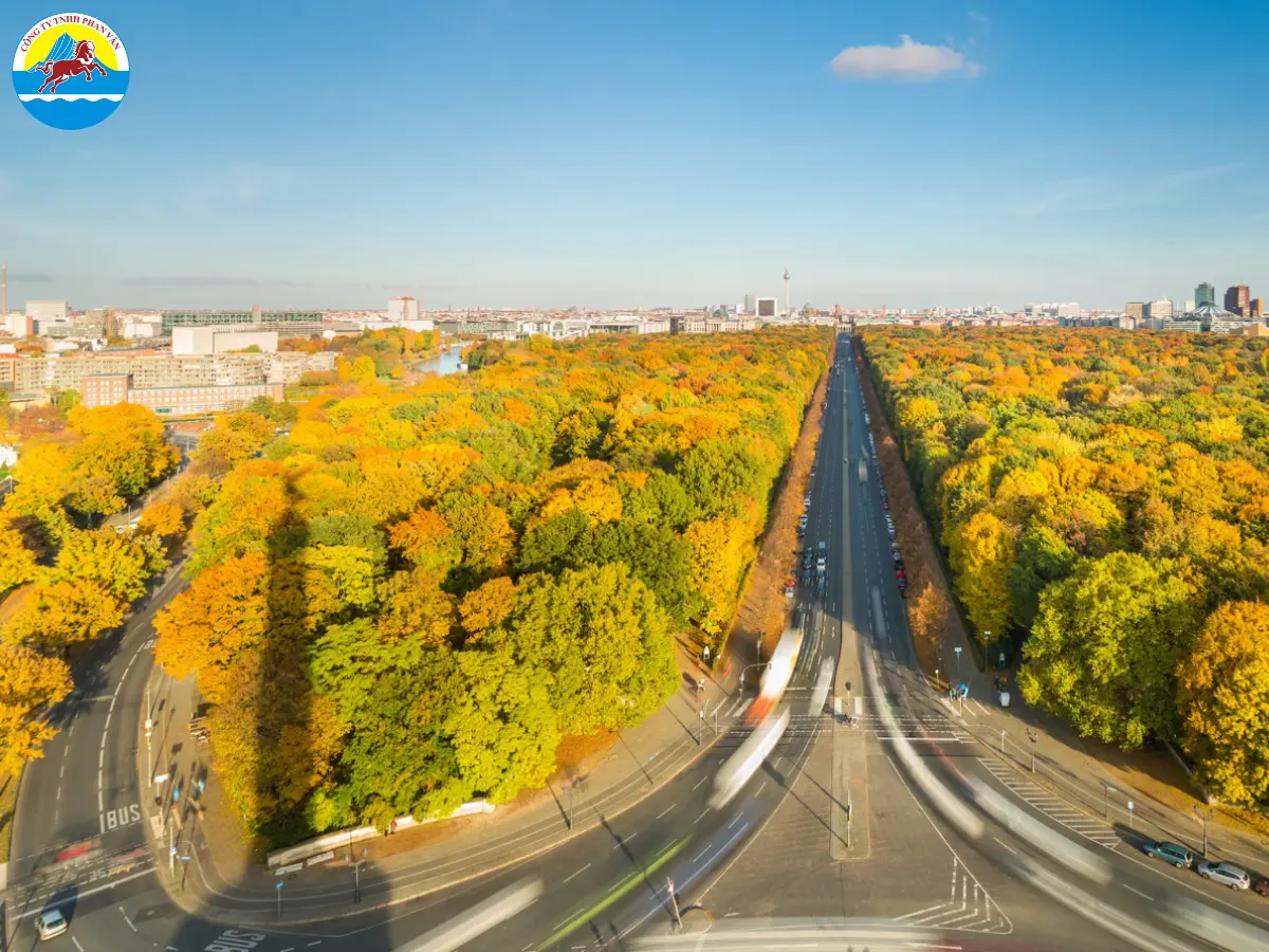 Mùa thu Berlin mang đến một vẻ đẹp lãng mạn khi lá cây chuyển màu vàng, cam và đỏ rực