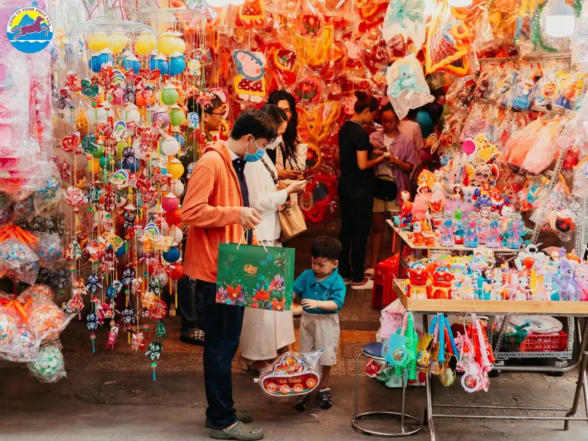 Lưu ý chú ý đến trẻ nhỏ vì dịp trung thu rất đông đúc