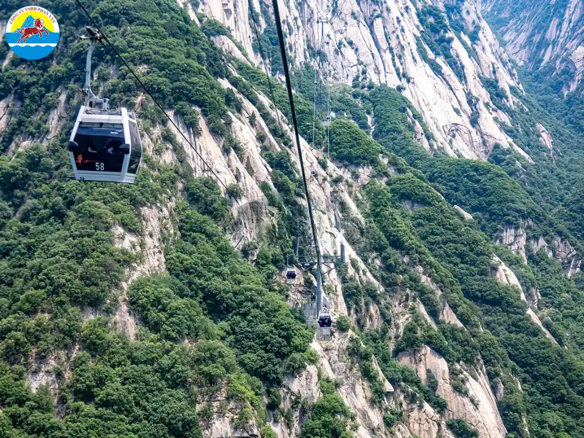 Di chuyển bằng cáp treo đến núi Hoa Sơn Trung Quốc
