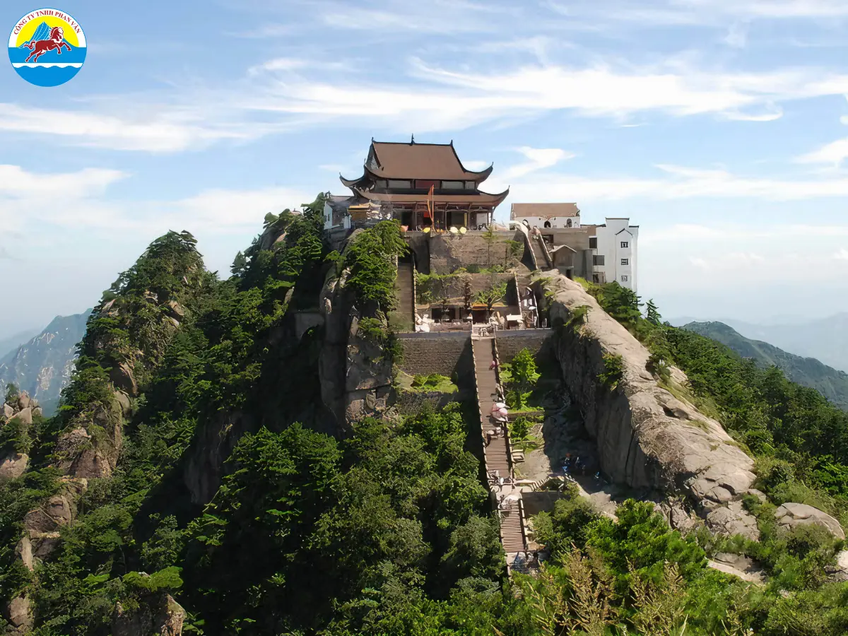 Núi Hoa Sơn là một khối núi đá hoa cương hùng vĩ thuộc dãy Tần Lĩnh