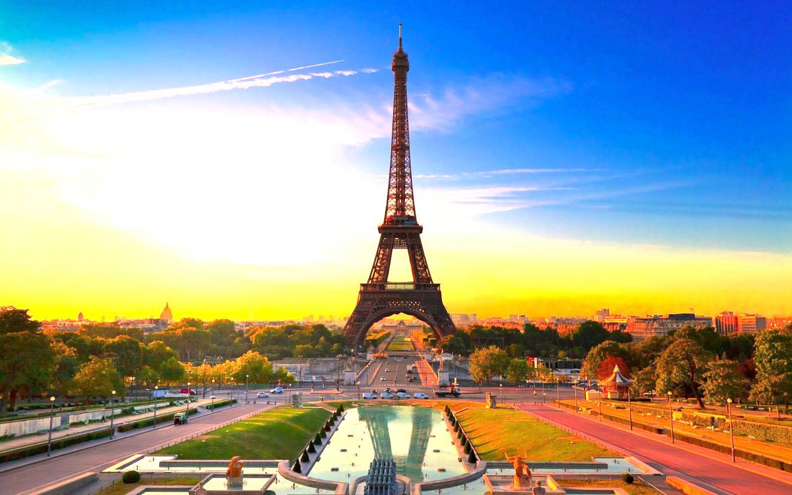 Tháp Eiffel là một trong bảy kỳ quan hiện đại thế giới và niềm tự hào của người dân Pháp