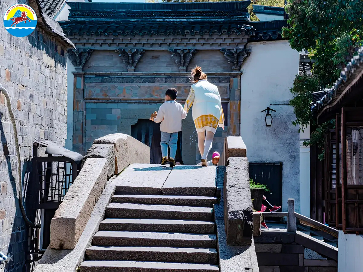 Cổng soát vé tại lối vào Đông Sách