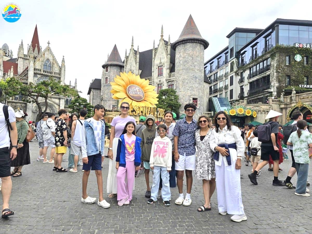 khung cảnh đoàn khách trên bà na hills