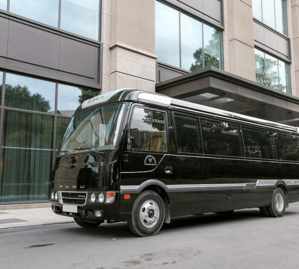 Phan Văn tiên phong dịch vụ thuê xe limousine 16 chỗ đi Lào