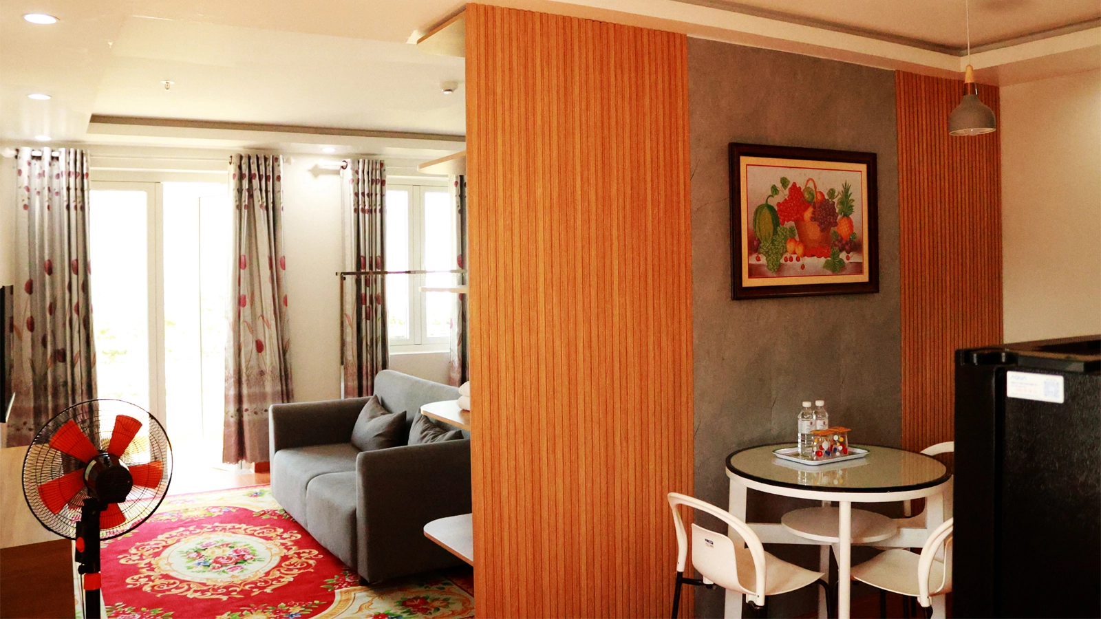 Phòng khách: Có sofa, bàn trà và không gian sinh hoạt chung