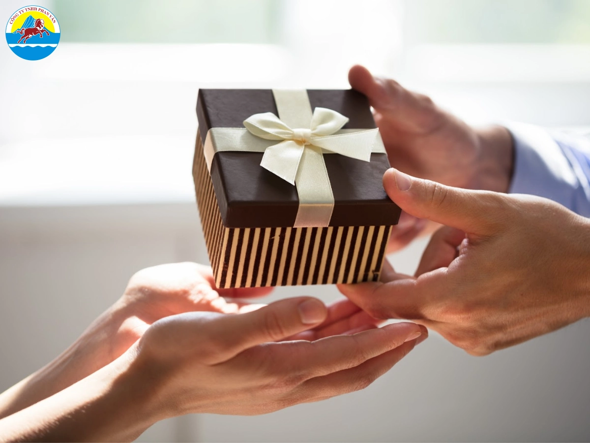 Một món quà dù nhỏ hay lớn khi đến thăm gia đình thể hiện sự kính trọng và lịch thiệp
