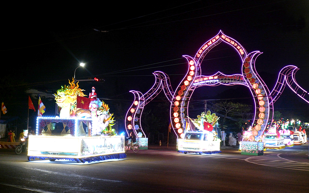 Diễu hành xe hoa - thuyền hoa kỷ niệm 50 năm Giải phóng Đà Nẵng