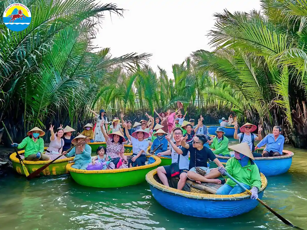 Đi thuyền thúng tại rừng dừa Bảy Mẫu