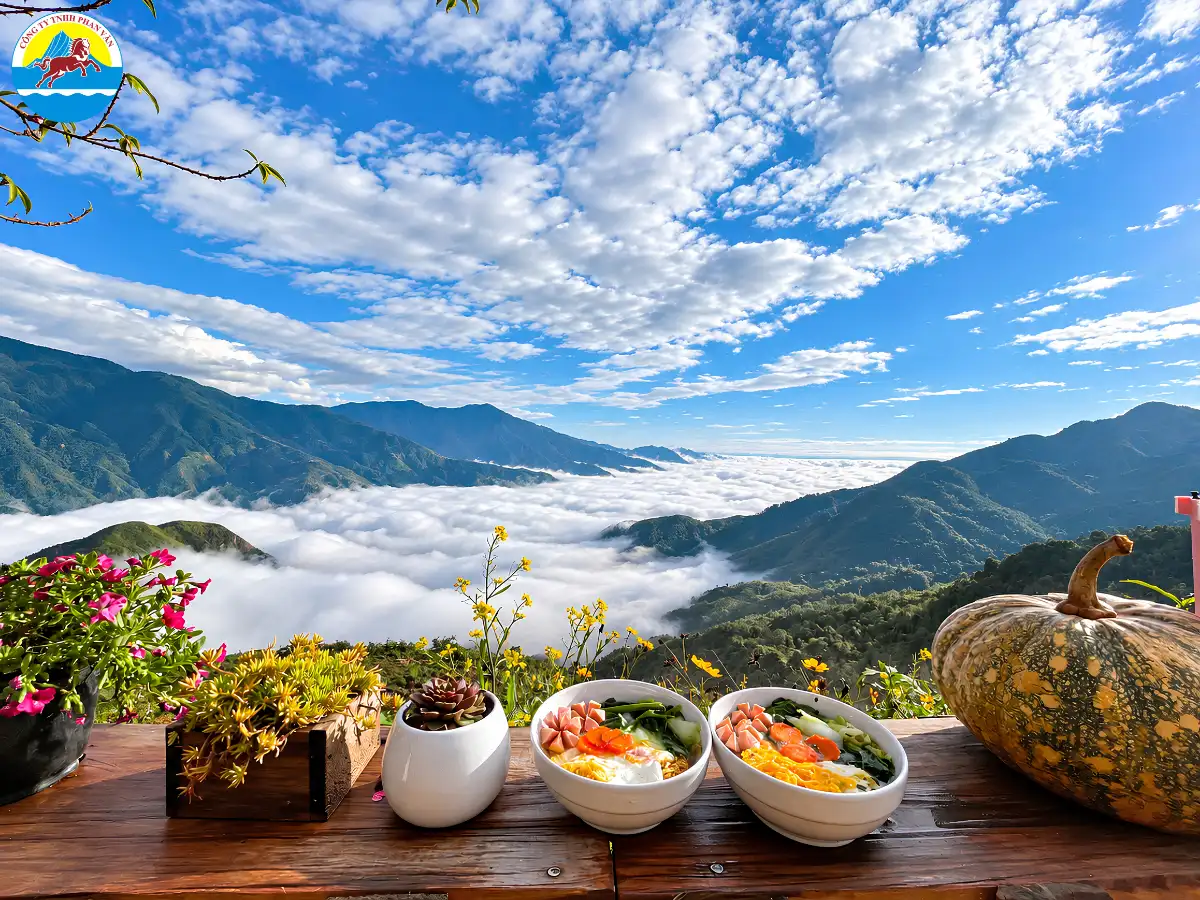 Săn mây tại quán cà phê Tà Xùa