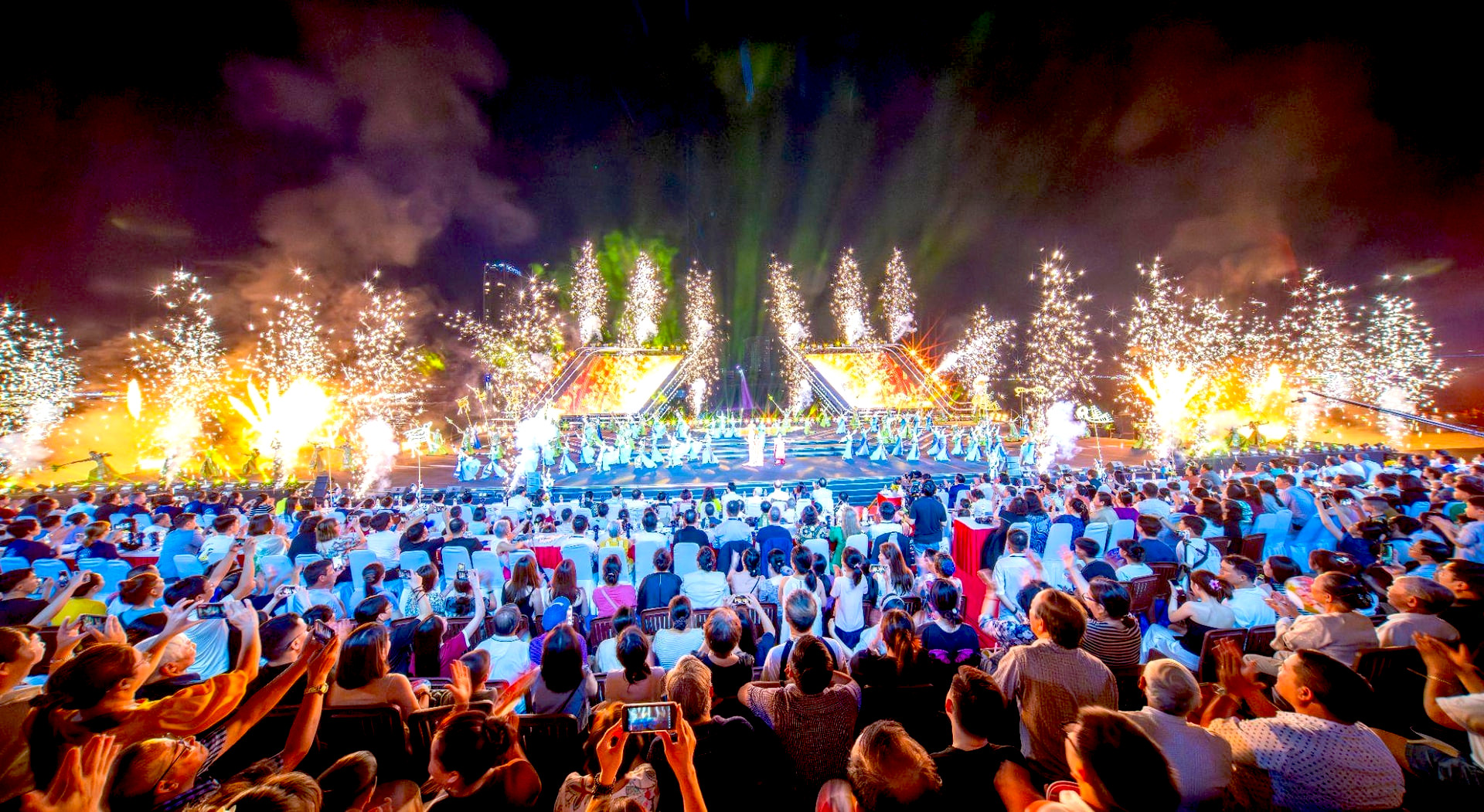 Khán giả đang cùng nhau hướng về khán đài thưởng thức pháo hoa