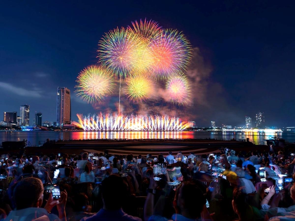 Tận hưởng những màn pháo hoa đặc sắc tại khán đài