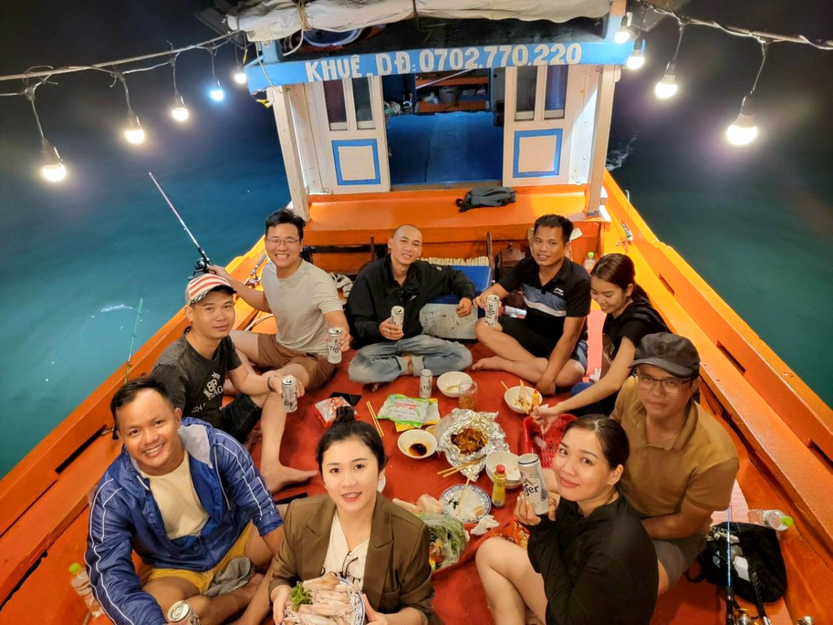 Thưởng thức đại tiệc sau khi câu mực