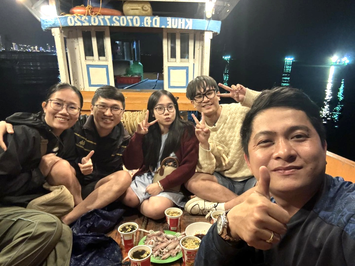 Cùng nhau câu mực và check in