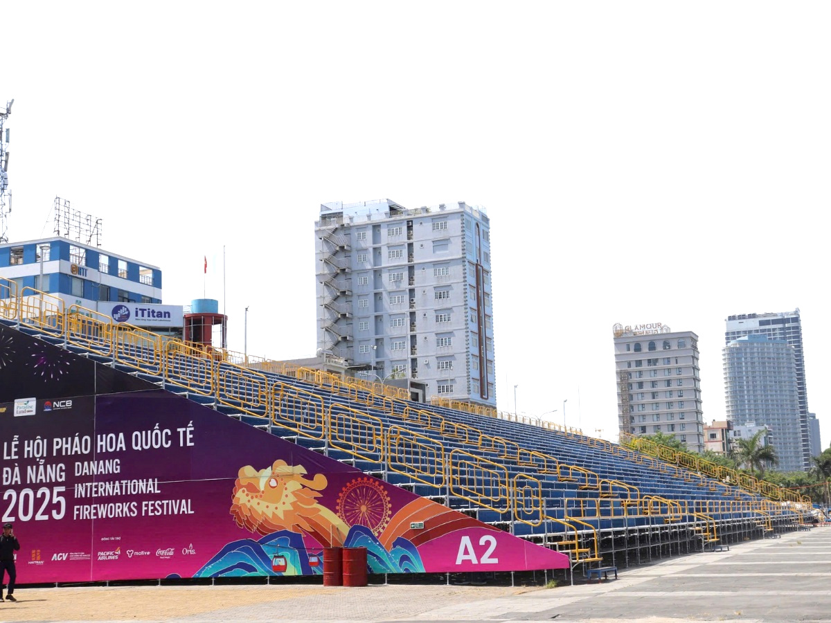 Vị trí khán đài A1/A2 được bố trí gần trung điểm sân khấu