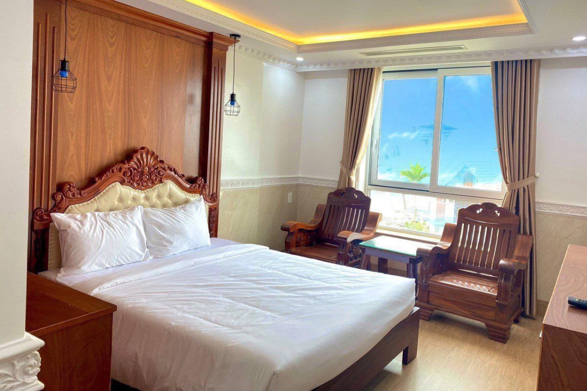 Phòng nghỉ có cửa số hướng thành phố
