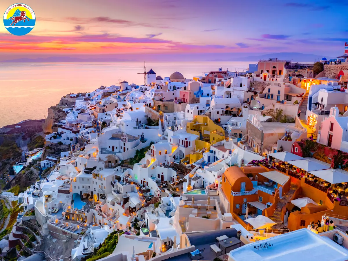 Hòn đảo nằm giữa biển Aegean tạo nên bối cảnh Địa Trung Hải tràn nắng