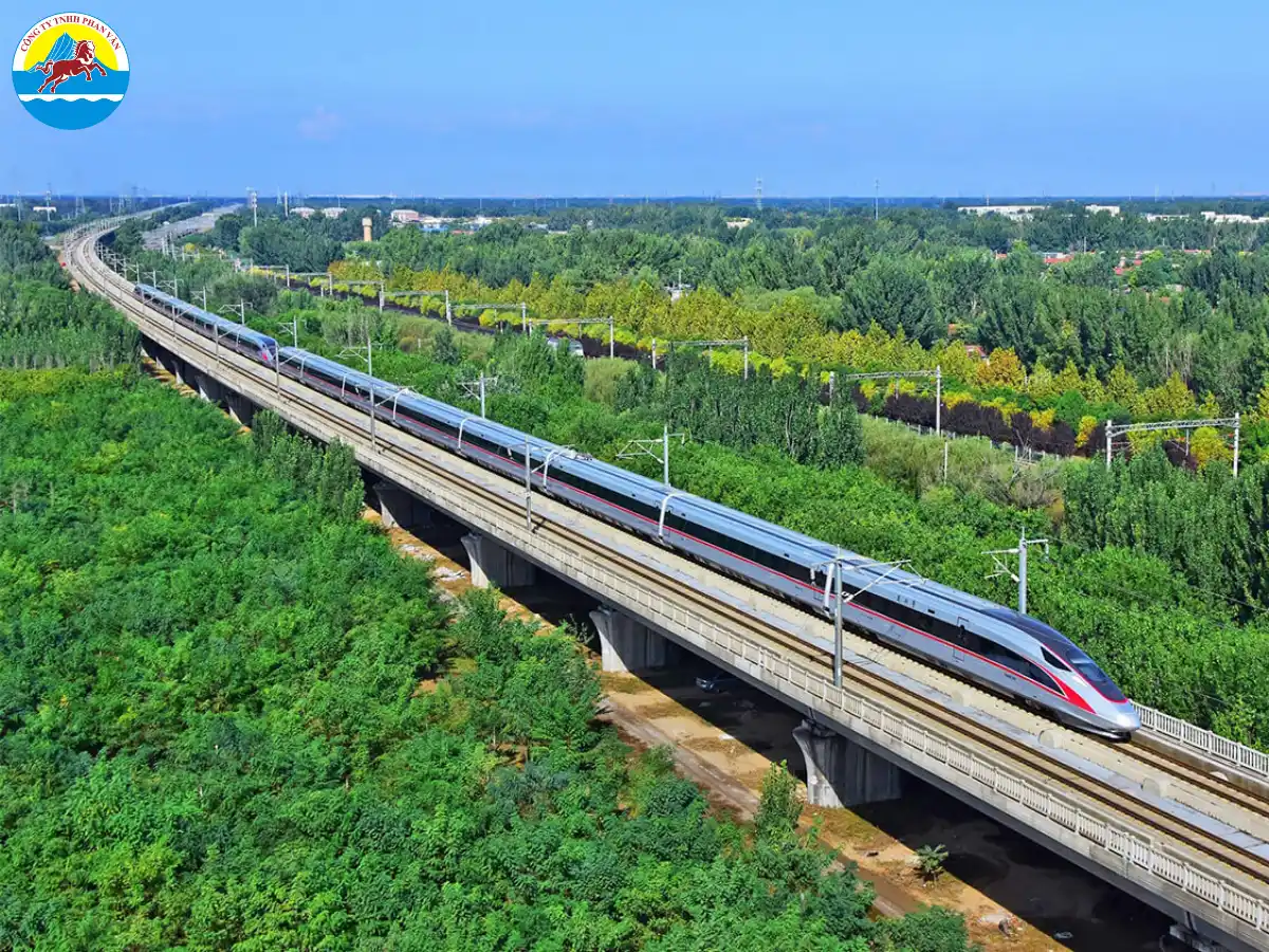 Du khách có thể lựa chọn nhiều loại hình phương tiện phù hợp với nhu cầu và ngân sách